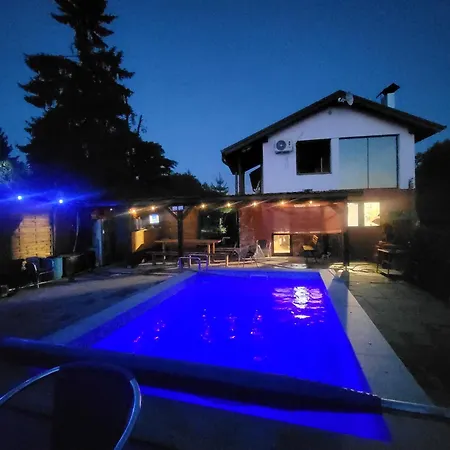 Casa de Férias Vikendica Garfild Sa Bazenom I Saunom