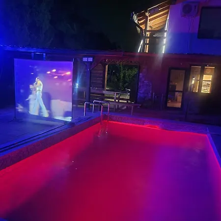 別荘 Vikendica Garfild Sa Bazenom I Saunom