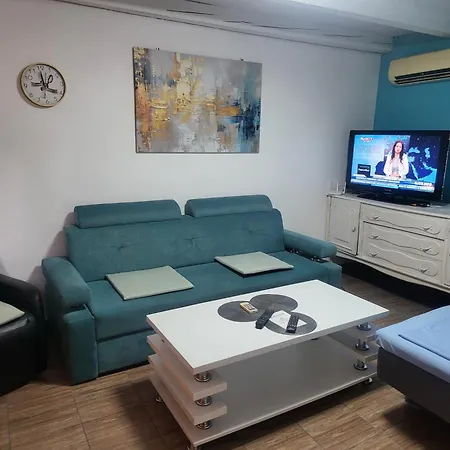 Vikendica Garfild Sa Bazenom I Saunom Casa de Férias Banja Luka