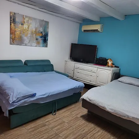 Casa de Férias Vikendica Garfild Sa Bazenom I Saunom