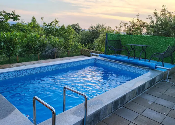 Vikendica Garfild Sa Bazenom I Saunom Holiday home