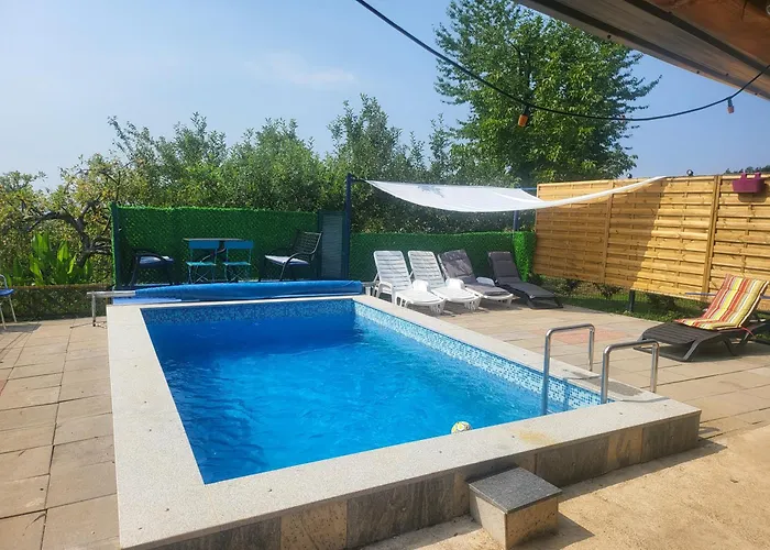 Holiday home Vikendica Garfild Sa Bazenom I Saunom *