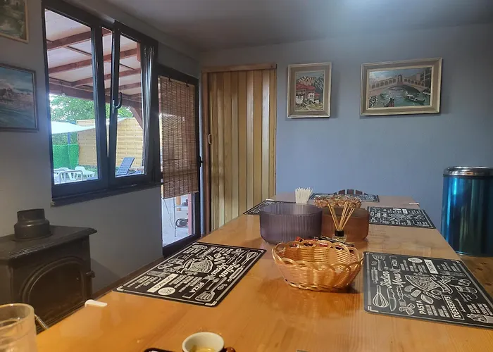 Holiday home Vikendica Garfild Sa Bazenom I Saunom *