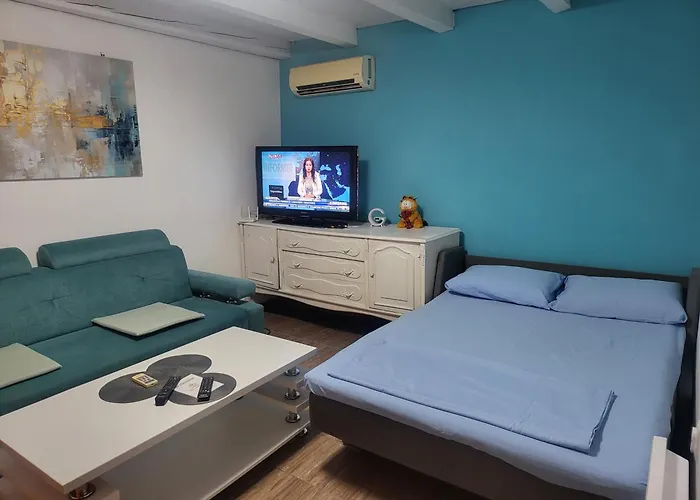 Vikendica Garfild Sa Bazenom I Saunom Banja Luka