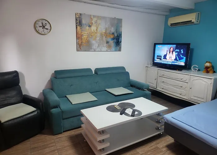 Vikendica Garfild Sa Bazenom I Saunom Holiday home Banja Luka