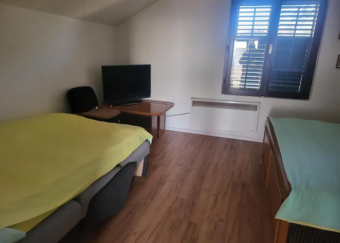 度假居 Vikendica Garfild Sa Bazenom I Saunom 巴尼西卢卡