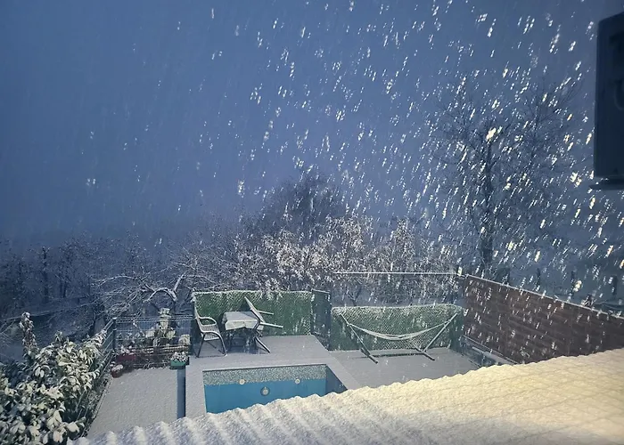 Holiday home Vikendica Garfild Sa Bazenom I Saunom *