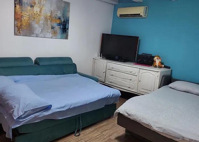 Holiday home Vikendica Garfild Sa Bazenom I Saunom